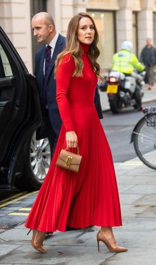 Роковые женщины: как королевские особы носят красный цвет — 15 стильных примеров, которые вас вдохновят