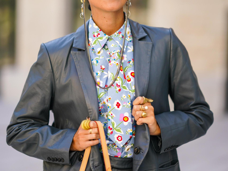 7 украшений, которые идеально сочетаются с пиджаками — они точно у вас есть