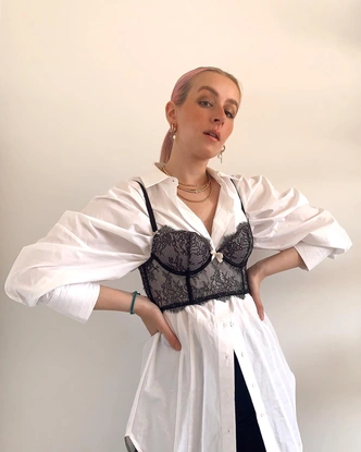 Смесь безвкусицы и гранжа: зумеры возвращают забытый тренд «bra-over-shirt»