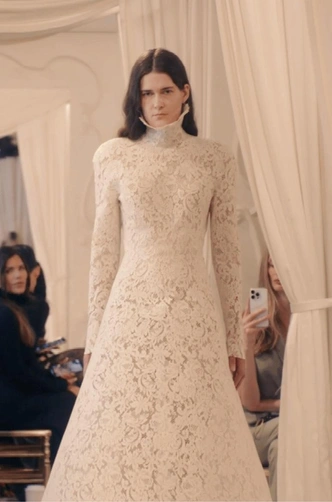 Десять лет за десять минут: как прошел прощальный показ Демны в Balenciaga