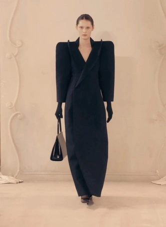 Десять лет за десять минут: как прошел прощальный показ Демны в Balenciaga