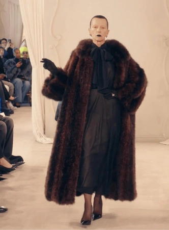 Десять лет за десять минут: как прошел прощальный показ Демны в Balenciaga