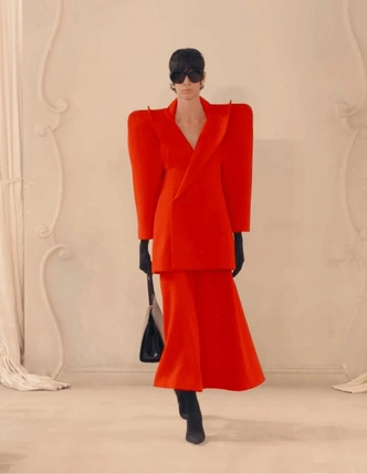 Десять лет за десять минут: как прошел прощальный показ Демны в Balenciaga