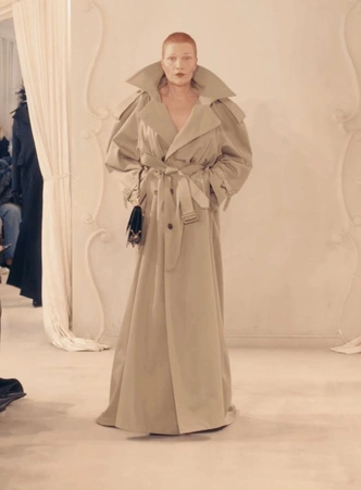 Десять лет за десять минут: как прошел прощальный показ Демны в Balenciaga
