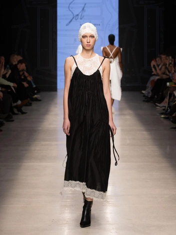 Многослойность и акцент на плечи: 10 трендов с Московской недели моды