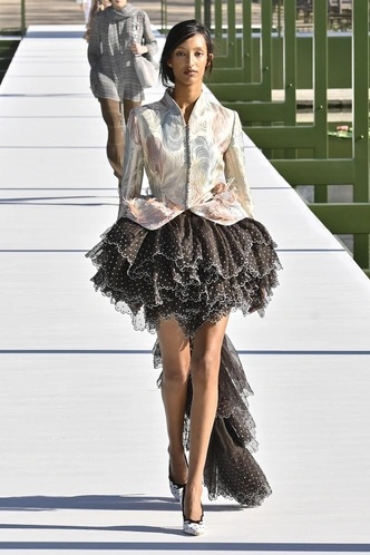 Сад Тюильри как манифест: Джонатан Андерсон продолжает цветочную историю Dior