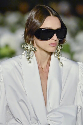 Большие солнцезащитные очки — тренд сезона: 10 лучших моделей