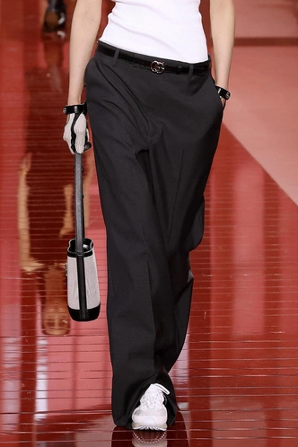 Кроссовки снова в моде — и теперь они вытесняют балетки